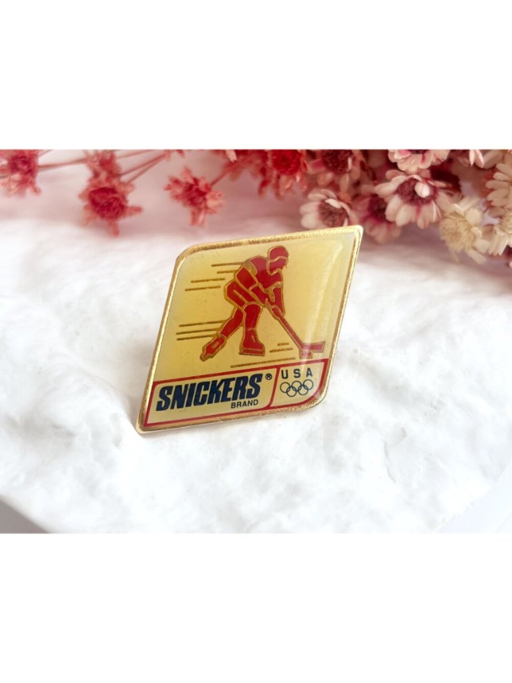 1991 Snickers Brand USA Olympic Hockey Souvenir Vintage Gold Toned Lapel Pin - Picture 3 of 5